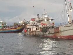 Viral! Nelayan Juwana Pati Kepung Kapal Trawl Taiwan di Lautan Papua