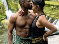 Usher dan Istri Nikmati Liburan Romantis di Bali