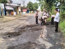Peduli Keaman Pengendara, TNI-Polri Tambal Jalan Berlubang di Jalan Pati-Tlogowungu