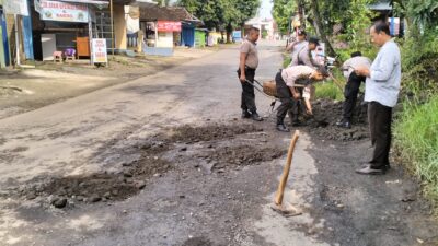 Peduli Keaman Pengendara, TNI-Polri Tambal Jalan Berlubang di Jalan Pati-Tlogowungu