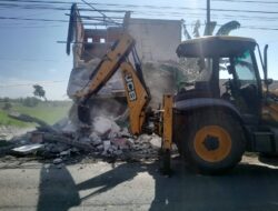 Meresahkan Warga, 8 Bangunan Karaoke Diatas Tanah PT.KAI Dibongkar