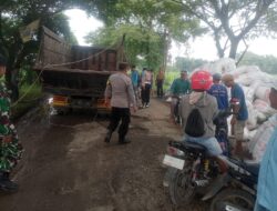 Gegara Jalan Berlubang, Truk Muatan Kotoran Ayam Terguling di Winong
