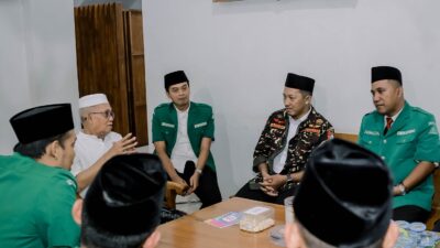 Keterangan foto: Ketua Umum PP GP Ansor Addin Jauharuddin sowan Rais Syuriyah PBNU KH Muadz Thohir di Kajen, Pati, Sabtu (3/5) malam.