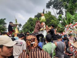 Ngalap Berkah, Ratusan Warga Tajungsari Berebut Gunungan Berisi Hasil Panen