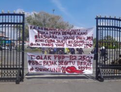 Enggan Menemui Demonstran, Gerbang Kantor Bupati Pati Disegel   