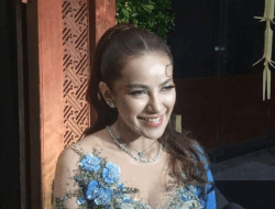 Tampil Stylish di Unduh Mantu Al Ghazali-Alyssa, Olla Ramlan Padukan Kebaya dengan Celana Panjang