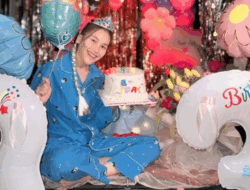 Ayu Ting Ting Rayakan Ulang Tahun ke-33 dengan Kejutan Manis dari Brownis dan Keluarga