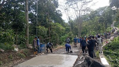Warga Dua Desa di Pati Bergerak Swadaya Perbaiki Jalan Rusak, Tanda Kekecewaan pada Pemerintah Daerah   