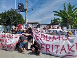 Ditutup Paksa Oleh Warga Tanjungrejo, Pintu Gerbang PT. SJB di Urug 2 Truk Batu