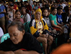 Warga Terdampak Banjir di Quezon City Antre Bantuan di Pusat Evakuasi