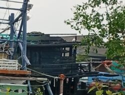 Kapal Mangkrak Terbakar di TPI II Bajomulyo, Kerugian Capai Rp 40 Juta