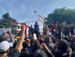 Warga Kepung Kantor Bupati: Sudewo Mundur atau Dilengserkan