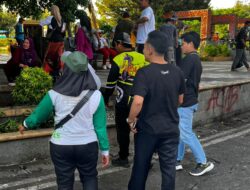 DLH Bersama Petugas Gabungan Bersihkan Sampah Sisa Demo di Alun-Alun Simpang Lima