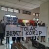 Warga Pati Geruduk Kantor Pos, Kirim Surat Desak KPK Tangkap Bupati Sudewo