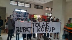 Warga Pati Geruduk Kantor Pos, Kirim Surat Desak KPK Tangkap Bupati Sudewo