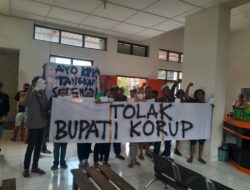 Warga Pati Geruduk Kantor Pos, Kirim Surat Desak KPK Tangkap Bupati Sudewo