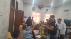 Disindir Masuk Angin, Anggota Pansus DPRD Pati Disambut Kalung Antangin dari Warga