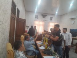 Disindir Masuk Angin, Anggota Pansus DPRD Pati Disambut Kalung Antangin dari Warga
