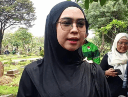 Ria Ricis Hadiri Pemakaman Ojol Korban Tragedi Pejompongan, Sampaikan Belasungkawa Mendalam