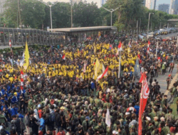 BEM SI Gelar Aksi di Depan Polda Metro, Jalan Sudirman Dipadati Massa