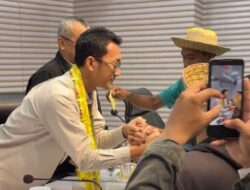 Bentuk Dukungan Agar Tidak Masuk Angin, Warga Pati Berikan “Tolak Angin” untuk KPK