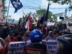 Ratusan Demonstran Kepung Kantor DPRD Pati, Sampaikan Beberapa Tuntutan