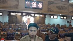Sebanyak 109 tenaga honorer yang tergabung dalam Aliansi Honorer Non Database R4 Kabupaten Pati terancam kehilangan pekerjaan pada akhir tahun ini. Mereka tidak masuk dalam pendataan Pegawai Pemerintah dengan Perjanjian Kerja (PPPK) Paruh Waktu yang dilakukan Pemerintah Kabupaten (Pemkab) Pati. (Jurnalindo.com)