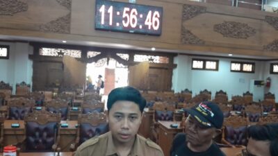 Sebanyak 109 tenaga honorer yang tergabung dalam Aliansi Honorer Non Database R4 Kabupaten Pati terancam kehilangan pekerjaan pada akhir tahun ini. Mereka tidak masuk dalam pendataan Pegawai Pemerintah dengan Perjanjian Kerja (PPPK) Paruh Waktu yang dilakukan Pemerintah Kabupaten (Pemkab) Pati. (Jurnalindo.com)