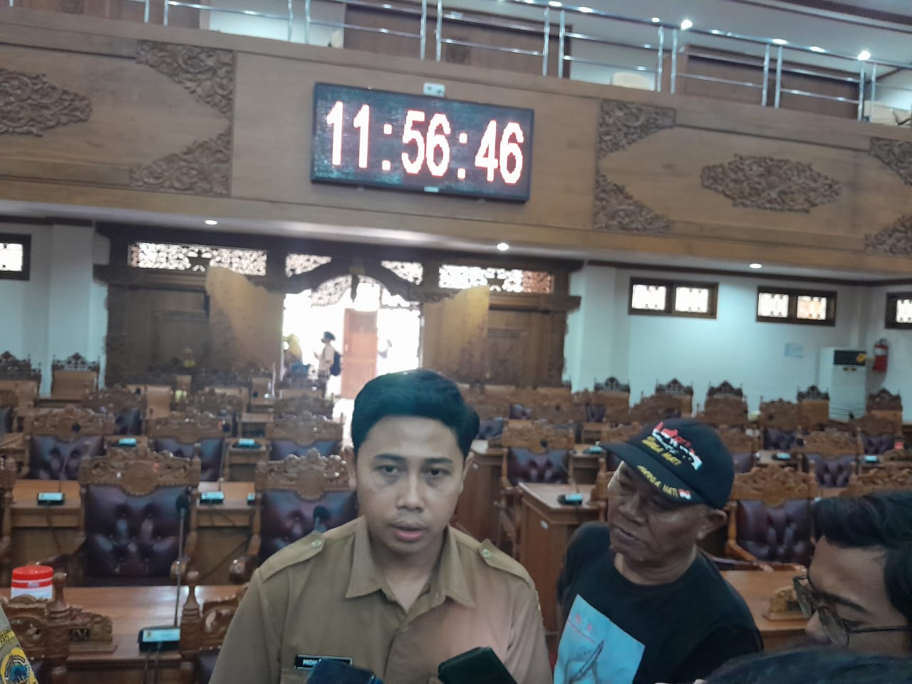 Sebanyak 109 tenaga honorer yang tergabung dalam Aliansi Honorer Non Database R4 Kabupaten Pati terancam kehilangan pekerjaan pada akhir tahun ini. Mereka tidak masuk dalam pendataan Pegawai Pemerintah dengan Perjanjian Kerja (PPPK) Paruh Waktu yang dilakukan Pemerintah Kabupaten (Pemkab) Pati. (Jurnalindo.com)