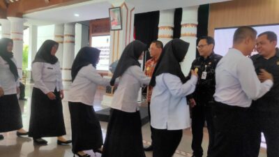 Sebanyak 1.047 Pegawai Pemerintah dengan Perjanjian Kerja (PPPK) tahap 1 dan 2 formasi tahun anggaran 2024, serta 2 Pegawai Negeri Sipil (PNS) resmi dilantik Bupati Pati Sudewo di Pendopo Kantor Bupati, Selasa