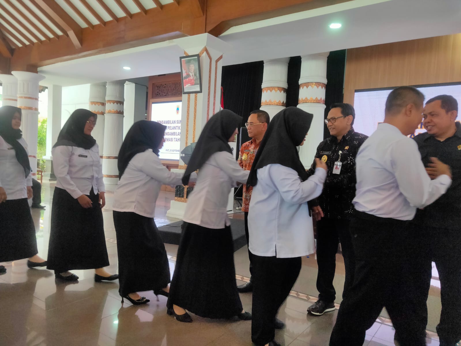 Sebanyak 1.047 Pegawai Pemerintah dengan Perjanjian Kerja (PPPK) tahap 1 dan 2 formasi tahun anggaran 2024, serta 2 Pegawai Negeri Sipil (PNS) resmi dilantik Bupati Pati Sudewo di Pendopo Kantor Bupati, Selasa