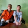 Keterbatasan Tak Halangi Semangat: Farel, Anak Disabilitas dari Pati Penghafal Al-Qur’an yang Menginspirasi  Setiap hari bibir mungil itu tak lepas dari lantunan ayat-ayat suci Al-Qur’an. Dialah Farel Gischa Febianto, bocah 12 tahun asal Perumahan Rendole, Desa Muktiharjo, Kecamatan Margorejo, Kabupaten Pati. Seorang anak disabilitas yang membuktikan bahwa keterbatasan bukan penghalang untuk berprestasi di jalan Allah.  Meski tak bisa membaca, Farel mampu menghafal ayat demi ayat Al-Qur’an dengan fasih dan penuh penghayatan. Ia belajar melalui metode mendengarkan murottal dari ponsel kecilnya. Hanya dengan satu atau dua kali mendengar, Farel sudah mampu menirukan bacaan dengan sempurna.  “Nama Farel, setiap hari ngaji terus, sholat, ibadah,” tutur Farel polos saat ditemui di rumahnya, Rabu (15/10/2025), didampingi sang ibu, Tumi’ah, dan orang tua asuhnya, Sri Saptono Yuni Ismoyo.  Di tengah kondisi fisiknya yang terbatas, Farel tetap menempuh pendidikan di Sekolah Dasar Luar Biasa (SDLB). Seperti anak-anak lain, ia berangkat sekolah setiap hari, namun selepas belajar, waktunya banyak ia habiskan untuk mengaji dan mengulang hafalannya.  Orang tua asuhnya, Ismoyo, yang juga pengurus Lembaga Kesejahteraan Sosial Anak (LKSA) Al Khidmah, menceritakan bahwa Farel termasuk anak non-panti yang mendapatkan pembinaan khusus. Ia kerap diberi kesempatan tampil membaca Al-Qur’an di berbagai acara keagamaan.  “Pertama kali dia tampil di depan umum di LKSA Al Khidmah. Sejak itu, setiap ada kegiatan keagamaan, saya ajak. Tujuannya supaya Farel percaya diri dan terus semangat,” ujarnya.  Farel dikenal memiliki daya ingat yang luar biasa. Ia bisa melanjutkan bacaan ayat meskipun hanya dipancing dengan beberapa kata. Tak jarang, para tokoh agama terharu mendengar lantunannya yang merdu dan penuh makna.  Bahkan, Farel pernah tampil membaca Al-Qur’an di hadapan kiai dan jamaah haji di Gedung Korpri Pati, mendapat sambutan haru dari seluruh hadirin.  Farel mulai belajar menghafal Al-Qur’an sejak tahun 2020 ketika diasuh oleh LKSA Al Khidmah. Ia belajar melalui murottal dan menirukan bacaan yang ia dengar.  “Mulai menghafal waktu masuk panti pertama, pakai HP kecil. Suara murottal didengarkan, lalu dia tirukan. Ingatannya kuat sekali,” ujar Tumi’ah, ibunya, dengan mata berkaca-kaca.  Bagi Tumi’ah, Farel bukan hanya anak istimewa, tapi juga sumber kebanggaan dan pengingat untuk selalu bersyukur.  “Dia yang mengajari saya ngaji sekarang. Saya malah sering minta diajarin Farel,” katanya sambil tersenyum haru.  Kini, Farel mendapat beasiswa dari guru ngajinya sebagai bentuk apresiasi atas semangat dan kemampuannya. Ia bercita-cita ingin menjadi ustad yang bisa mengajarkan Al-Qur’an kepada banyak orang.  “Farel ini ibadahnya rutin. Saya berharap kelak dia bisa mandiri dan benar-benar jadi ustad seperti cita-citanya,” tutur sang ibu.  Bagi banyak orang, mungkin keterbatasan adalah alasan untuk menyerah. Tapi bagi Farel, keterbatasan justru menjadi jalan menuju keistimewaan.  Dari suaranya yang lembut melantunkan ayat suci, tersimpan pesan kuat bahwa Allah tak menilai dari fisik, melainkan dari ketulusan hati dalam beribadah dan berjuang di jalan-Nya.
