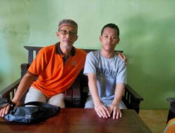 Keterbatasan Tak Halangi Semangat: Farel, Anak Disabilitas dari Pati Penghafal Al-Qur’an yang Menginspirasi  Setiap hari bibir mungil itu tak lepas dari lantunan ayat-ayat suci Al-Qur’an. Dialah Farel Gischa Febianto, bocah 12 tahun asal Perumahan Rendole, Desa Muktiharjo, Kecamatan Margorejo, Kabupaten Pati. Seorang anak disabilitas yang membuktikan bahwa keterbatasan bukan penghalang untuk berprestasi di jalan Allah.  Meski tak bisa membaca, Farel mampu menghafal ayat demi ayat Al-Qur’an dengan fasih dan penuh penghayatan. Ia belajar melalui metode mendengarkan murottal dari ponsel kecilnya. Hanya dengan satu atau dua kali mendengar, Farel sudah mampu menirukan bacaan dengan sempurna.  “Nama Farel, setiap hari ngaji terus, sholat, ibadah,” tutur Farel polos saat ditemui di rumahnya, Rabu (15/10/2025), didampingi sang ibu, Tumi’ah, dan orang tua asuhnya, Sri Saptono Yuni Ismoyo.  Di tengah kondisi fisiknya yang terbatas, Farel tetap menempuh pendidikan di Sekolah Dasar Luar Biasa (SDLB). Seperti anak-anak lain, ia berangkat sekolah setiap hari, namun selepas belajar, waktunya banyak ia habiskan untuk mengaji dan mengulang hafalannya.  Orang tua asuhnya, Ismoyo, yang juga pengurus Lembaga Kesejahteraan Sosial Anak (LKSA) Al Khidmah, menceritakan bahwa Farel termasuk anak non-panti yang mendapatkan pembinaan khusus. Ia kerap diberi kesempatan tampil membaca Al-Qur’an di berbagai acara keagamaan.  “Pertama kali dia tampil di depan umum di LKSA Al Khidmah. Sejak itu, setiap ada kegiatan keagamaan, saya ajak. Tujuannya supaya Farel percaya diri dan terus semangat,” ujarnya.  Farel dikenal memiliki daya ingat yang luar biasa. Ia bisa melanjutkan bacaan ayat meskipun hanya dipancing dengan beberapa kata. Tak jarang, para tokoh agama terharu mendengar lantunannya yang merdu dan penuh makna.  Bahkan, Farel pernah tampil membaca Al-Qur’an di hadapan kiai dan jamaah haji di Gedung Korpri Pati, mendapat sambutan haru dari seluruh hadirin.  Farel mulai belajar menghafal Al-Qur’an sejak tahun 2020 ketika diasuh oleh LKSA Al Khidmah. Ia belajar melalui murottal dan menirukan bacaan yang ia dengar.  “Mulai menghafal waktu masuk panti pertama, pakai HP kecil. Suara murottal didengarkan, lalu dia tirukan. Ingatannya kuat sekali,” ujar Tumi’ah, ibunya, dengan mata berkaca-kaca.  Bagi Tumi’ah, Farel bukan hanya anak istimewa, tapi juga sumber kebanggaan dan pengingat untuk selalu bersyukur.  “Dia yang mengajari saya ngaji sekarang. Saya malah sering minta diajarin Farel,” katanya sambil tersenyum haru.  Kini, Farel mendapat beasiswa dari guru ngajinya sebagai bentuk apresiasi atas semangat dan kemampuannya. Ia bercita-cita ingin menjadi ustad yang bisa mengajarkan Al-Qur’an kepada banyak orang.  “Farel ini ibadahnya rutin. Saya berharap kelak dia bisa mandiri dan benar-benar jadi ustad seperti cita-citanya,” tutur sang ibu.  Bagi banyak orang, mungkin keterbatasan adalah alasan untuk menyerah. Tapi bagi Farel, keterbatasan justru menjadi jalan menuju keistimewaan.  Dari suaranya yang lembut melantunkan ayat suci, tersimpan pesan kuat bahwa Allah tak menilai dari fisik, melainkan dari ketulusan hati dalam beribadah dan berjuang di jalan-Nya.