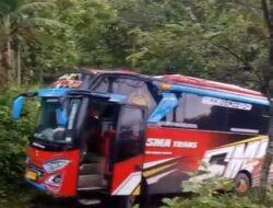 Ikuti Google Maps, Bus Peziarah Ngawi Terperosok di Tanjakan Plukaran Pati