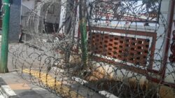 Pengamanan Ketat Rapat Paripurna DPRD Pati, Kawat Berduri Dipasang di Sekitar Gedung