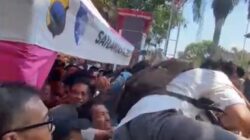 Suasana memanas terjadi di depan Gedung DPRD Kabupaten Pati, Kamis (2/10/2025), ketika ratusan pendukung Bupati Sudewo terlibat bentrok dengan massa Aliansi Masyarakat Pati Bersatu (AMPB). (Jurnalindo.com)