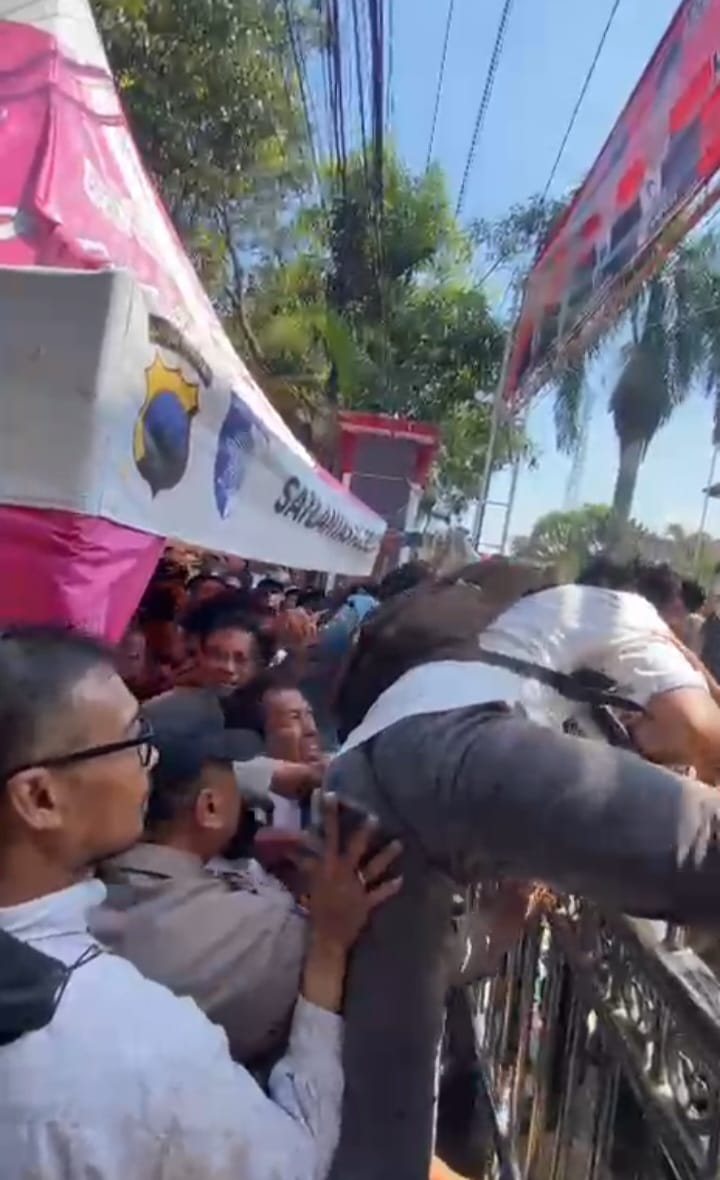 Suasana memanas terjadi di depan Gedung DPRD Kabupaten Pati, Kamis (2/10/2025), ketika ratusan pendukung Bupati Sudewo terlibat bentrok dengan massa Aliansi Masyarakat Pati Bersatu (AMPB). (Jurnalindo.com)