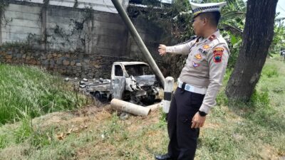 Sebuah mobil pick up terbuka bermuatan tiner hangus terbakar di area persawahan jalur lingkar Pati, pada Senin (6/10/2025) sekitar pukul 10.30 WIB. (Jurnalindo.com)