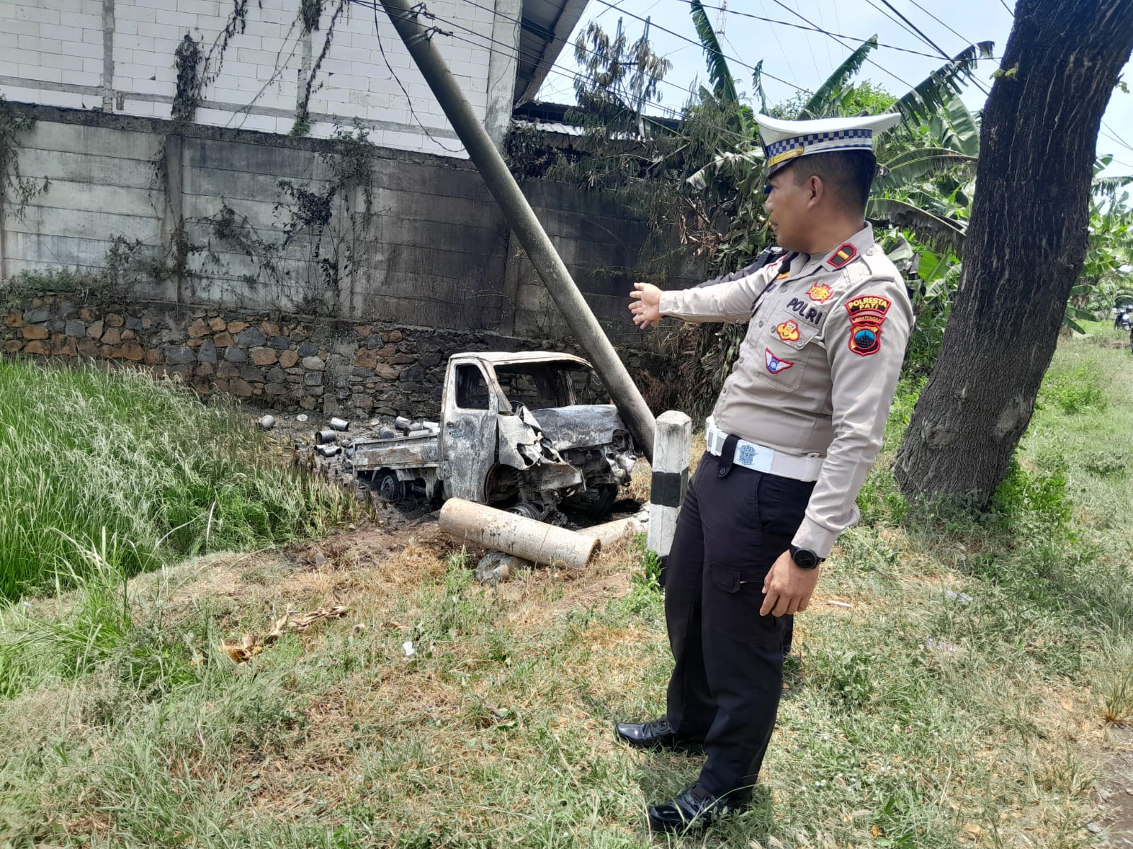 Sebuah mobil pick up terbuka bermuatan tiner hangus terbakar di area persawahan jalur lingkar Pati, pada Senin (6/10/2025) sekitar pukul 10.30 WIB. (Jurnalindo.com)