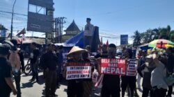 Ratusan warga yang tergabung dalam Koalisi Masyarakat Pati Anti Premanisme (Kompres) Pati Utara menggelar aksi damai di pertigaan simpang alun-alun Tayu, Senin (Jurnalindo.com)