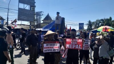 Ratusan warga yang tergabung dalam Koalisi Masyarakat Pati Anti Premanisme (Kompres) Pati Utara menggelar aksi damai di pertigaan simpang alun-alun Tayu, Senin (Jurnalindo.com)