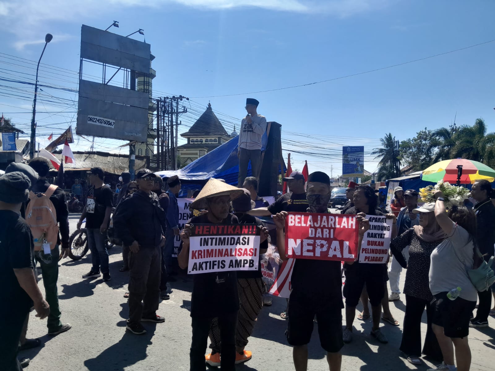 Ratusan warga yang tergabung dalam Koalisi Masyarakat Pati Anti Premanisme (Kompres) Pati Utara menggelar aksi damai di pertigaan simpang alun-alun Tayu, Senin (Jurnalindo.com)