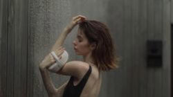 Kebiasaan mandi di malam hari, terutama menjelang tidur, kerap memicu perdebatan di masyarakat. Banyak mitos yang beredar (Sumber foto; Jurnal Gaya)