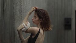 Kebiasaan mandi di malam hari, terutama menjelang tidur, kerap memicu perdebatan di masyarakat. Banyak mitos yang beredar (Sumber foto; Jurnal Gaya)