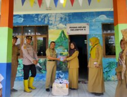 Wapres Gibran Bantu Warga Batangan Pati, Anak Sekolah Dapat Paket Belajar