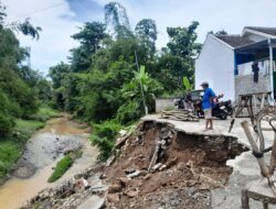 Tanggul Perumahan Watu Kebo Raya Metaraman Ambrol, Akses Warga Terputus