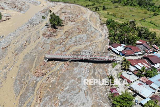 Jumlah korban jiwa akibat bencana banjir bandang dan tanah longsor yang melanda tiga provinsi di Sumatera terus bertambah (Sumber foto : Replublika.co.id)