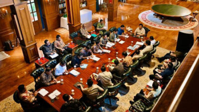 Presiden Republik Indonesia Prabowo Subianto menggelar rapat bersama sejumlah menteri Kabinet Merah Putih di kediaman (Sumber foto : Kompas.com)