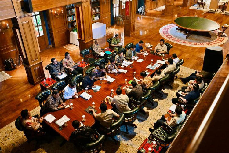Presiden Republik Indonesia Prabowo Subianto menggelar rapat bersama sejumlah menteri Kabinet Merah Putih di kediaman (Sumber foto : Kompas.com)
