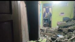 Sebuah rumah warga di Dukuh Beru, Desa Jrahi, Kecamatan Gunungwungkal, Kabupaten Pati, mengalami kerusakan parah setelah tertimpa (Jurnalindo.com)